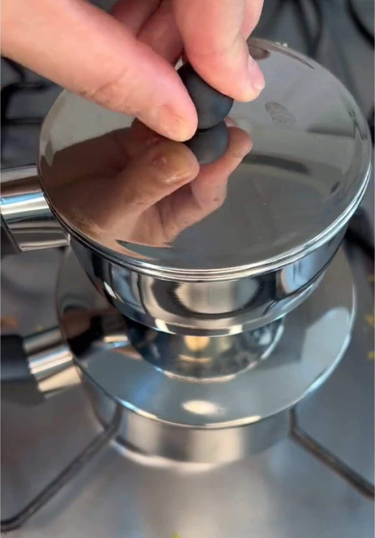 Para o cuscuz individual você vai precisar de: 1 xícara de flocão de milho 1/2 xícara de água Sal a gosto Misture tudo e deixe descansar por uns 10 minutos, depois adicione água na cuscuzeira até a metade, acrescente metade da massa na cuscuzeira, a carne, o queijo, o restante da massa e tampe, deixe cozinhar em fogo baixo por aproximadamente 10 minutos. Aguarde uns 3 minutos para desenformar.#cuscuz  #cuscuzeiraindividual #brinox 