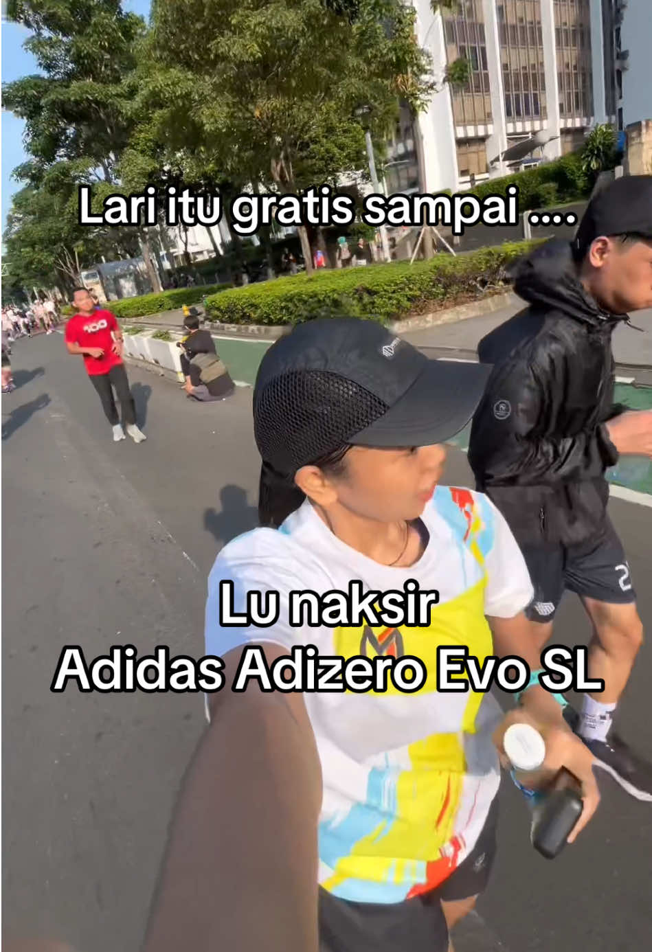 Coba dong review nya? #adidasadizeroevosl #pelarikonten #pelarisiput #runninggirls🏃‍♀ #runningera #4u #oarunning #Running #runtok #fyp #garmin #pelari #larilarian #runningproblems  #xxsmall  Ib : orang lewat fyp