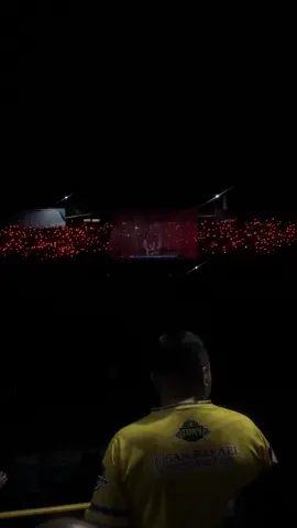 ¡RECIBIMIENTO TIGRILLO! 🐯🔵🔴 Con luces azul, rojas y un tigre proyectado en un tifo la afición de FAS recibe al cuadro tigrillo previo al partido ante Limeño. #LoVivimosComoVos 