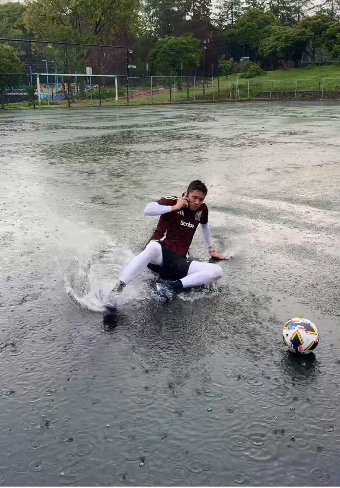 Ni estaba lloviendo 🌧️😂 #TikTokDeportes #futbolmexicano #soccertiktok #celebraelfut #futbol⚽️ 