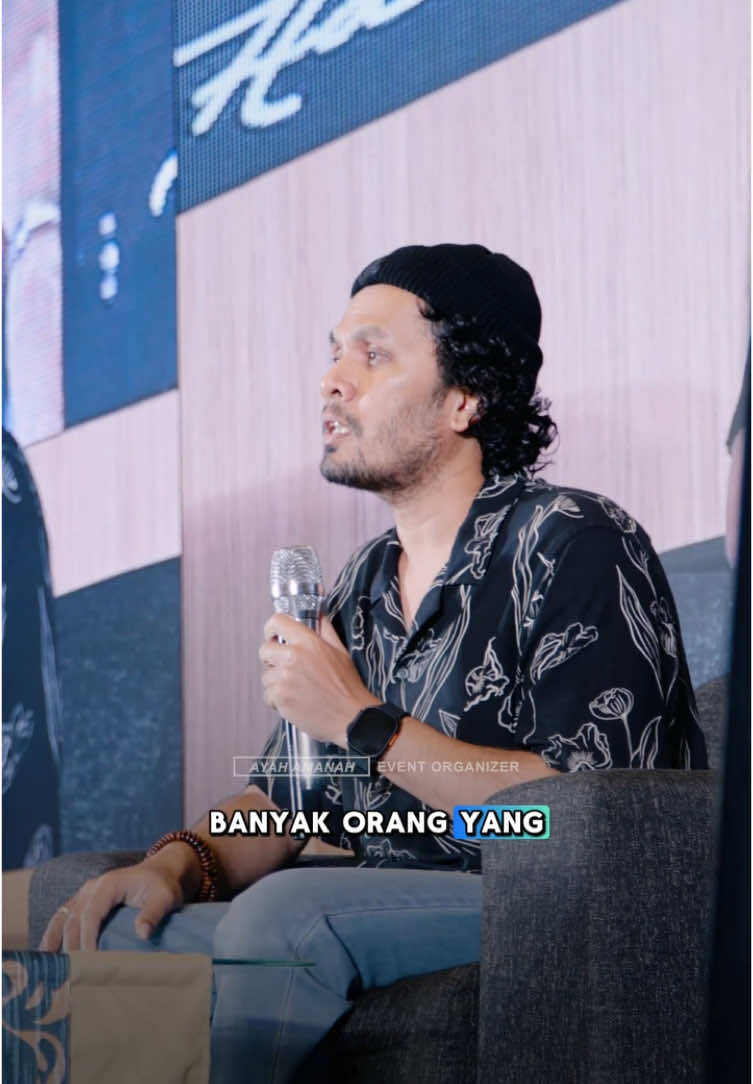 Keluarga itu mahal. Nikmatilah momen sederhana selagi masih ada💛 〰️〰️〰️〰️〰️〰️〰️〰️〰️〰️〰️〰️〰️〰️〰️ Jadwal sharing time Ust. @Hanan Attaki insyaallah: 17-18 Mei: PALEMBANG 24-25 Mei: BALIKPAPAN 28- 29 Juni: SERANG 20 Juli: MEDAN 26-27Juli: MAKASSAR 17 Agustus: SAMARINDA 31 Agustus: LAMPUNG Cara daftarnya di website ➡️ sharingtimeuha.com 😊 #sharingtime #hananattaki #ayahamanah #bogor #karawang #solo #jakarta #jogja #malang #surabaya #semarang #depok #tangerang #bandung #bekasi #purwokerto #cirebon #garut #makassar #padang #palembang #lampung #balikpapan #samarinda