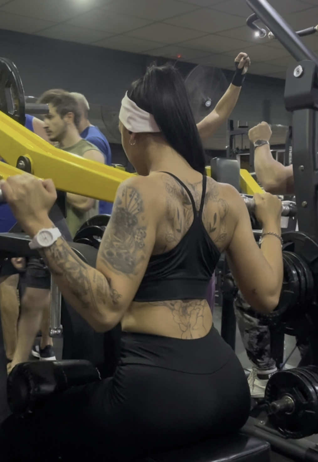 mi cara es muy amigable en el gym  POV: yo en el gym  #gym #espalda #tiktokv  @Magnum Fitness Center 