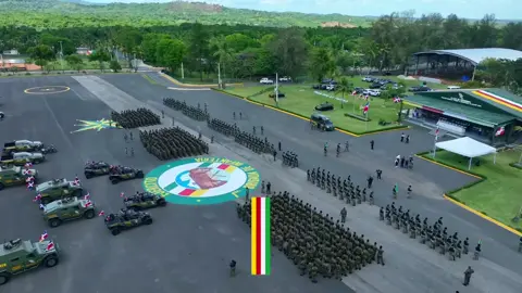 Ejército Dominicano despliega otros 800 soldados en la frontera para reforzar la seguridad nacional Durante una solemne ceremonia, el Ejército de República Dominicana inició el envío de otros 800 soldados que serán desplegados en la línea fronteriza como parte del reforzamiento de las operaciones de seguridad en esa zona del país. Este despliegue tiene como objetivo fortalecer los esfuerzos de vigilancia, patrullaje y control en la frontera, garantizando así la protección del territorio nacional. Las tropas serán asignadas a los batallones de infantería destacados en la línea fronteriza, donde serán intensificadas las operaciones de seguridad fronteriza, junto a otros organismos de seguridad. La ceremonia fue encabezada por el Ministro de Defensa, Teniente General Carlos Antonio Fernández Onofre y el Comandante General del Ejército, Mayor General Jorge Iván Camino Pérez. Además estuvieron presentes el Mayor General, Miguel Ángel Rubio Báez, Viceministro de Defensa para Asuntos Militares, el Vicealmirante Ramón G. Betances Hernández Viceministro de Defensa para Asuntos Navales y Costeros, Mayor General Carlos Ramón Febrillet Rodríguez, Viceministro de Defensa para Asuntos Aéreos y Espaciales y el Mayor General, Delio Buenaventura Colón Rosario ERD., Inspector General de las FFAA. También participaron el Director General de Migración, Vicealmirante Luis Rafael Lee Ballester, ARD, el General de Brigada, Francisco Dimas Ávalo Núñez, Subcomandante del ERD y el General de Brigada, Rafael Antonio Núñez Veloz, Inspector General de la institución. La actividad fue realizada en la Plaza de Ceremonias 
