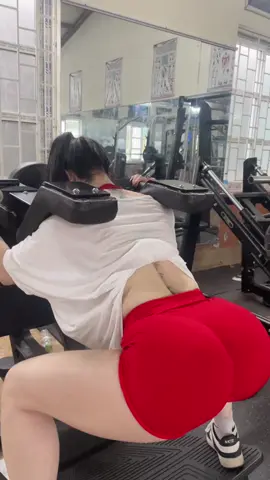 Không phải ai cũng gjống ai ,mỗi học viên là một cơ thể,một cơ địa , một giới hạn khác nhau. Vậy lên, không thể có một công thức trung , mình quần bài này nguyên buổi .chỉ để tìm ra cách phù hợp nhất cho họ cảm nhận được cơ.Tập đúng và an toàn.Đẹp lên -không nhờ may mắn , mà là nhờ sự thấu hiểu và đồng hành đúng cách.#xuhuongtiktok #GymTok #lenxuhuong #gym 