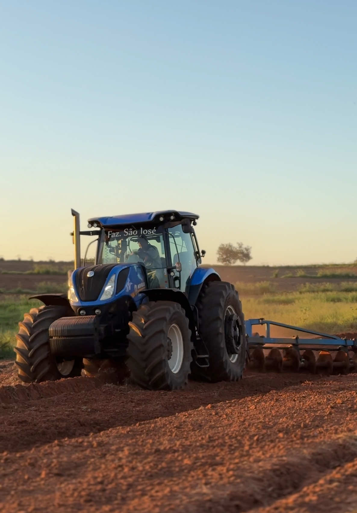 T7tão 240 no pega🧏🏻‍♂️🔈 Escape direto no t7 #newholland #trator #tratoresagricolas🇧🇷🚜 #viral_video #f #fyp #roça #agro #brasil🇧🇷 #foryoupage #t7 #t7240 