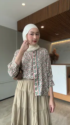 Cakeppp ga ada obattt! Perpaduan kode BS hijau dengan skirt cream latte✨ #fypシ゚ #atasanwanita #ootdhijab #outfitcheck 
