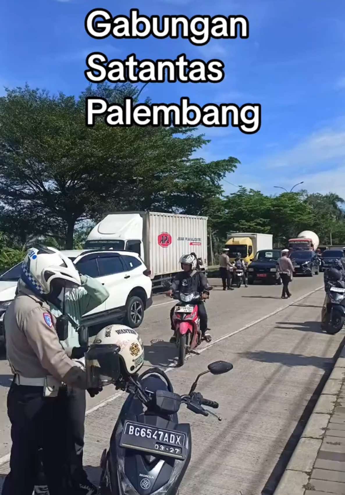 Warga Palembang yang melintas di jalan Musi 2 wajib lengkapi surat ada razia. Kamis (15/5/025) pukul 09.00 WIb mulai #news #palembang #polisi #indonesia #musi2 #berita 
