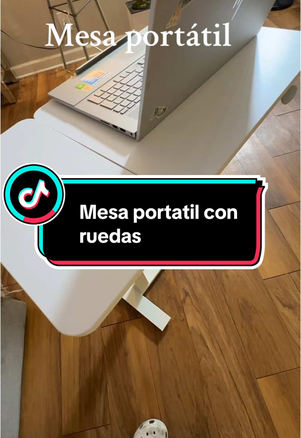 Masa portati con ruedas para deslizarse con facilidad                  #mesa #mesaportatil #desk #portatil #ruedas #mesadetrabajo 