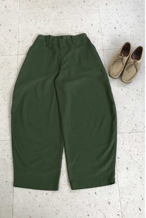 Yang gombrong gombrong azza 😋🥰 #barrelpants #baggypants #celanabaggy #loosepants #celanaloosepants #chinogombrong #celanagombrong 
