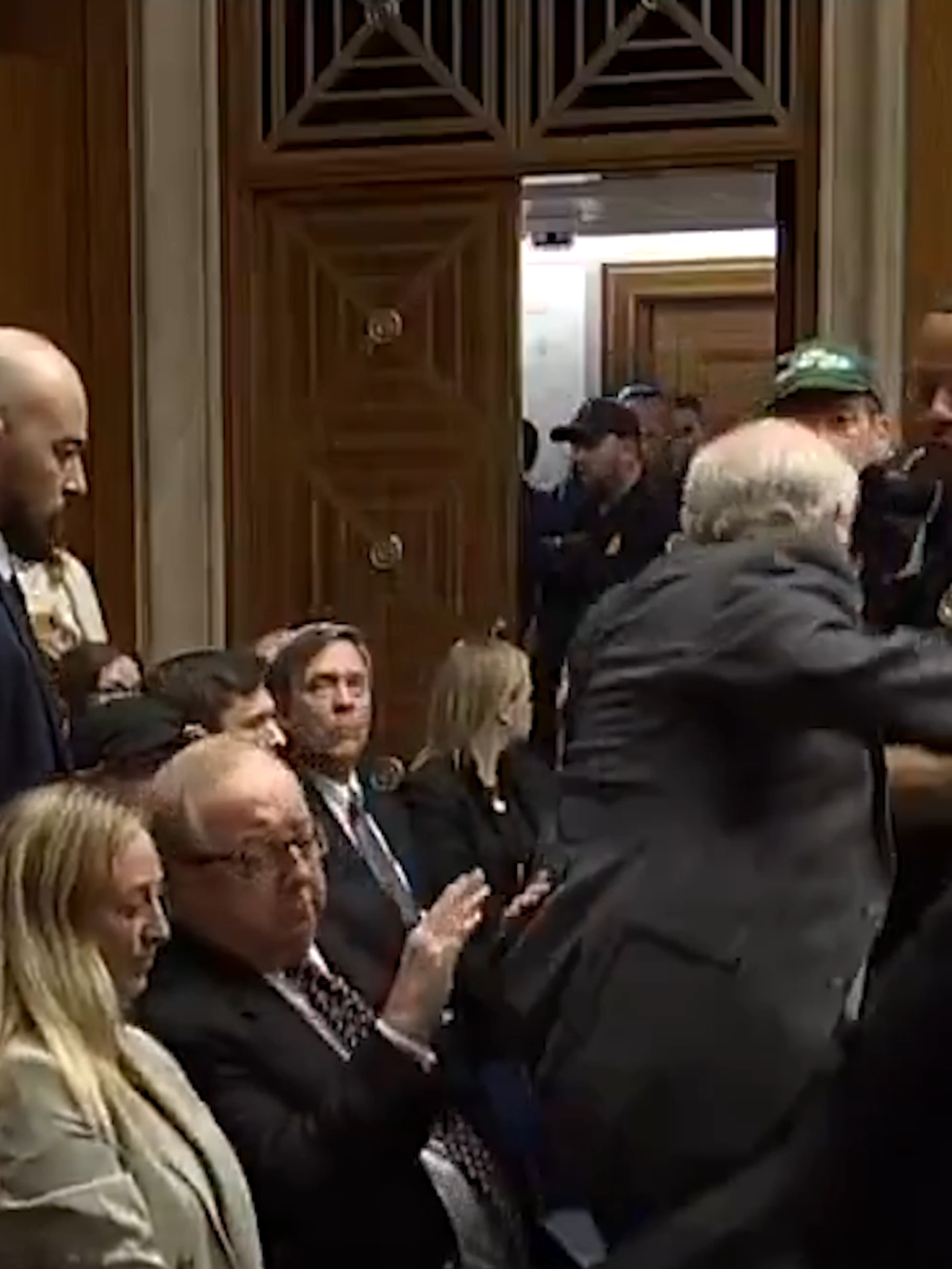 El cofundador de Ben & Jerry's, Ben Cohen, se molesta con Robert F. Kennedy Jr. antes de ser expulsado de la sala de audiencias. #Latinus #InformaciónParaTi