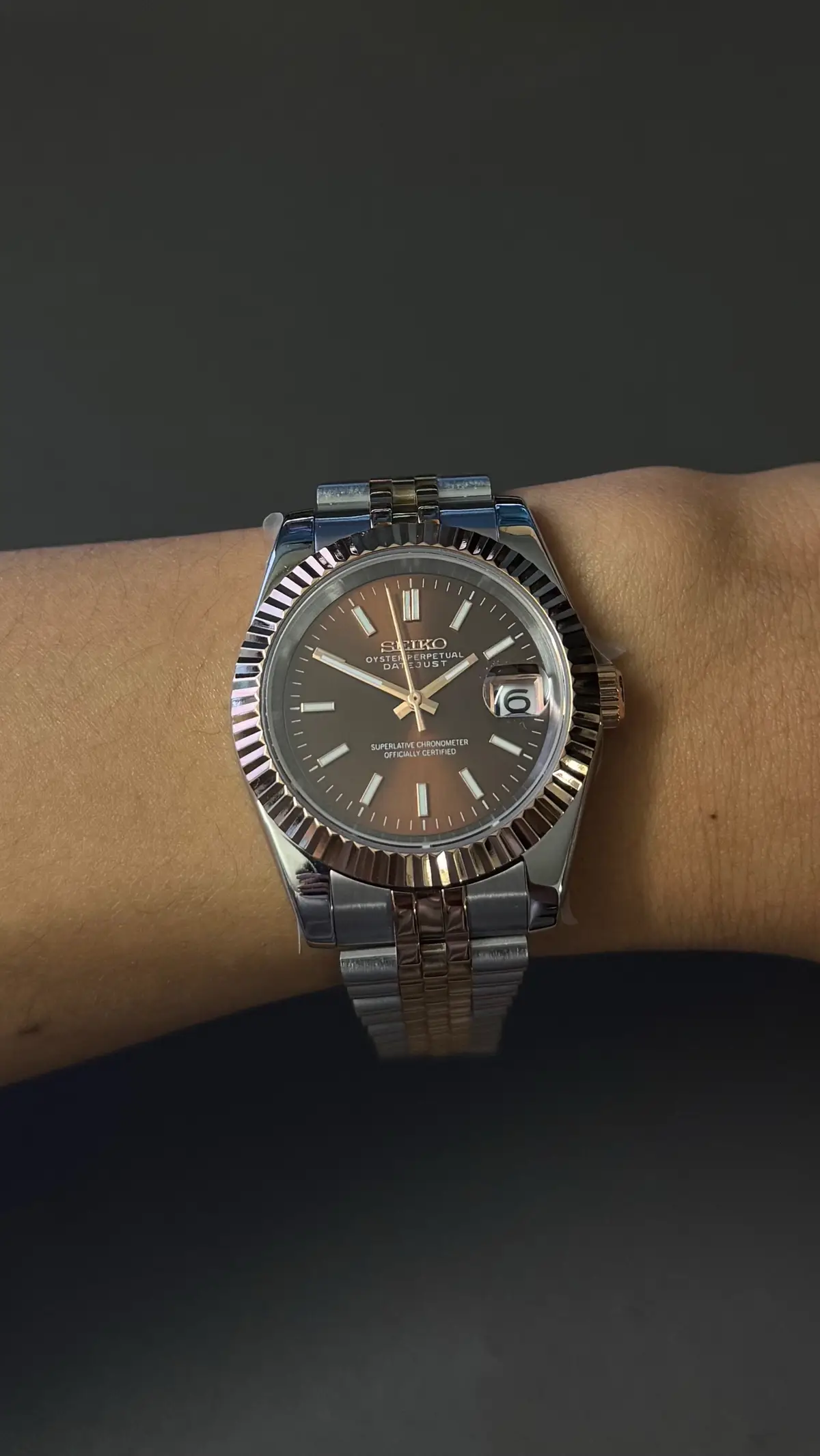 The chocolate dial is underrated 🤩 DM us if you’re interested in customizing a timepiece today ✅ #seiko #seikomod #customwatch #watch #royaloak #WatchCollection #automaticwatch #seikocollector #timepiece #seikomodder #watchgame #customseiko