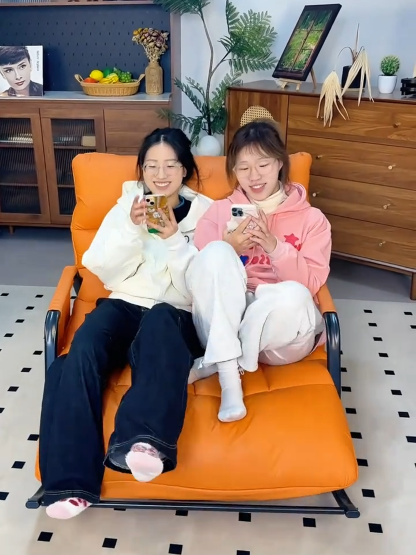 Cô đơn trên ghế bập bênh. #giadungtienich #dogiadungthongminh #ghebapbenhthugian #ghebapbenh