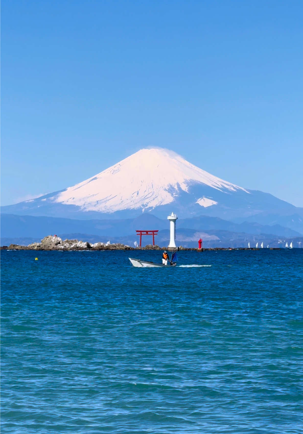 ここから見る富士山が大好き🗻⛩✨️ 📍 真名瀬海岸 / 神奈川 冠雪した富士山とはもうすぐでお別れですね🥹🗻 この日ほど良い条件で動画を撮れるのは二度と無い気がします😂 ✼••┈┈┈┈••✼••┈┈┈┈••✼ ▪️Beautiful places in japan🇯🇵 ▪️Please check out➴⡱@matcha_film ▫️𝙲𝚊𝚖𝚎𝚛𝚊:  iPhone15promax  ✼••┈┈┈┈••✼••┈┈┈┈••✼ #fujimountain #sea #mtfuji #mtfuji🗻 #fuji #kanagawa #japan #animejapan #japantravel #japantrip #anime  #visitjapan #ocean#真名瀬海岸名瀬海岸 #森戸神社 #神奈川 #富士山 #富士山🗻 #일본 #후지산 #가마쿠라 #일본여행