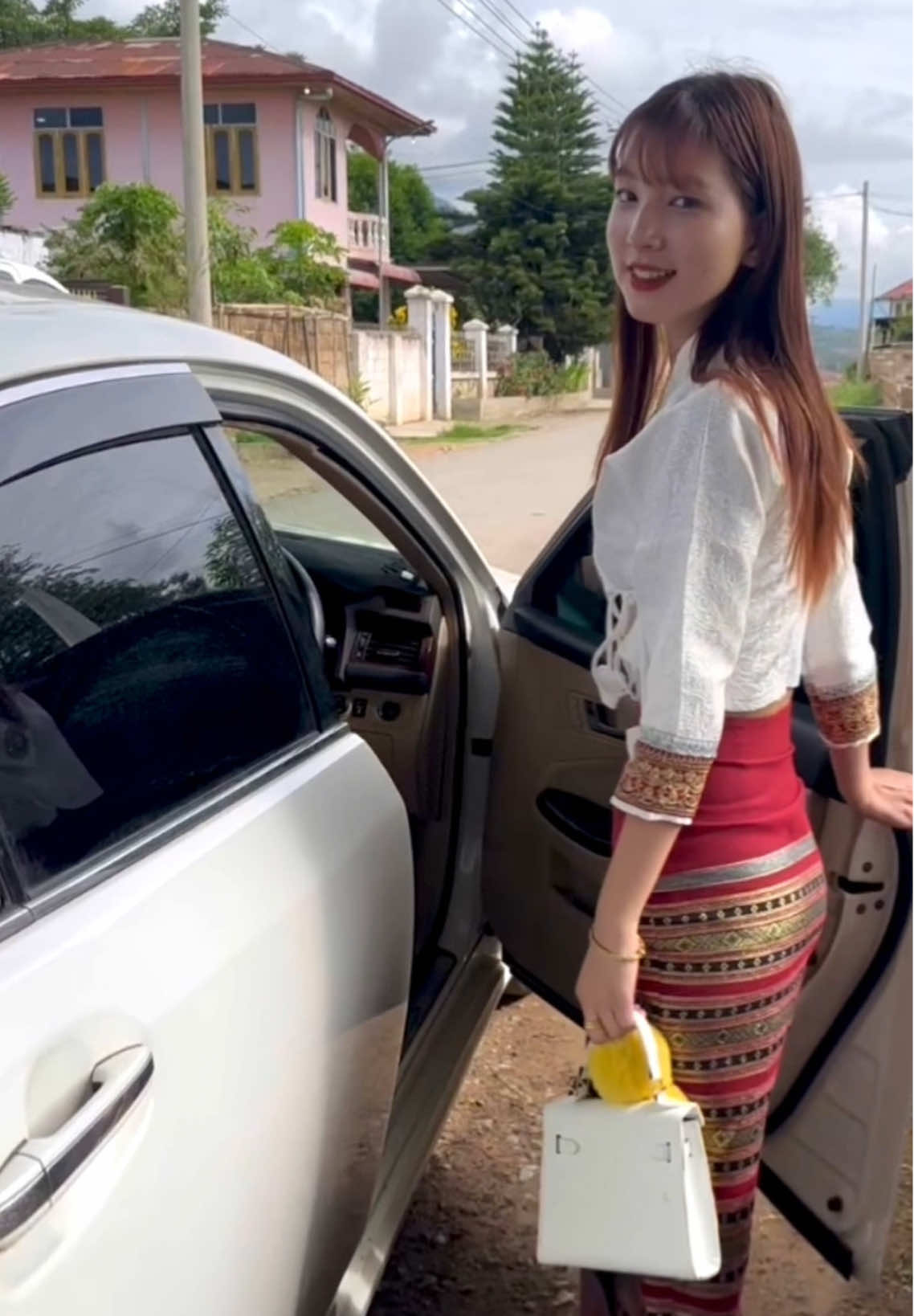 #ရှမ်းမလေး💗💗🥀🇱🇹 #လမ်းလျှောက်ပြန်p😁 #မိုင်းပွန်မြို့ #မလှလဲကြည့်ကွာ😞🤟🧡 #flypシ #မျက်စိမနောက်ကြေး😂😂 