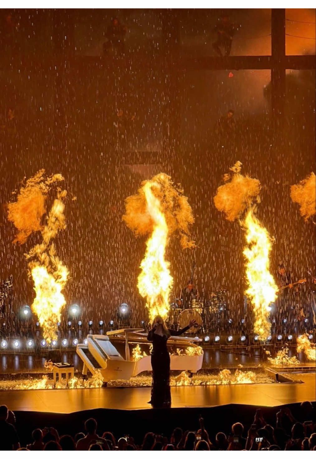 But I set FIREEEEE to the RAIINN #adele #adelefans #adelelive #adelesongs #setfiretotherain 