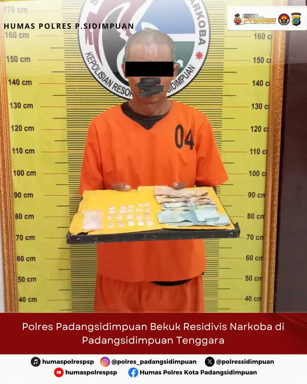 Padangsidimpuan - Polres Padangsidimpuan berhasil menangkap seorang residivis narkoba, pria berinisial DS (41), di Desa Manunggang Julu, Kecamatan Padangsidimpuan Tenggara, Kota Padangsidimpuan, Senin, 12 Mei 2025, pukul 13.00 WIB. Penangkapan berawal dari laporan masyarakat terkait aktivitas peredaran narkoba di sekitar tembok Pesantren Al-Anshor.   Tim Opsnal Satresnarkoba Polres Padangsidimpuan langsung melakukan penyelidikan.  Saat tiba di lokasi, petugas mendapati DS  duduk di sebuah pondok.  Petugas langsung melakukan penyergapan dan mengamankan pelaku beserta barang bukti yang ditemukan di dekatnya.   Barang bukti yang berhasil diamankan meliputi 20 plastik klip transparan berisi narkotika jenis sabu dengan berat bruto 4,91 gram, satu plastik klip berisi beberapa plastik klip transparan kosong, dan uang tunai Rp 150.000.  Barang bukti tersebut ditemukan di lantai pondok, sekitar 10 cm dari posisi pelaku.   