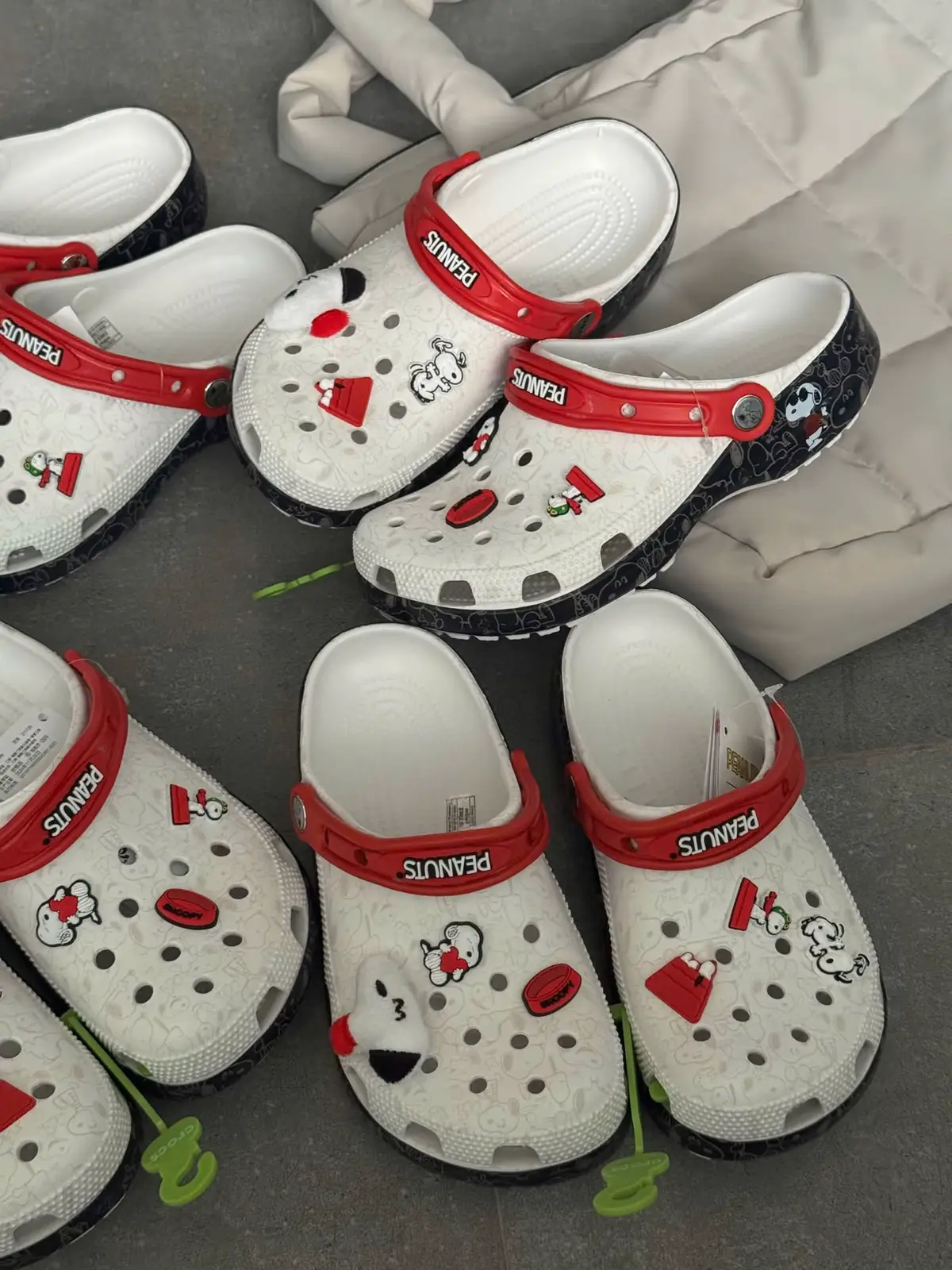 Sẵn shop size 36-40 rồi các bạn iu , ship hoả tốc lun ạ  ảnh thật siu uy tín 🤞#snoopy #peanuts #crocspeanuts 