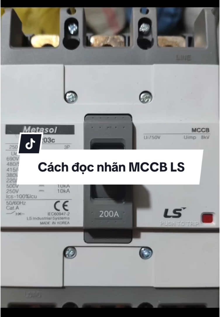 “Nhìn nhãn MCCB mà không hiểu thì rất dễ chọn sai! Mình sẽ chỉ bạn cách đọc chính xác từng dòng: từ dòng khung (AF), dòng định mức (In), đến khả năng cắt Icu, Ics… Biết rồi mới thấy, thông số nhỏ mà giá trị lớn!” #d#diencongnghiepM#MCCBaptomat #kienthucdien ##kienthucdienthuat ##tuDien#CB #circuitbreaker #hocnghe #xuhuong  @MS Chi Đồ Nghề Điện  @MS Chi Đồ Nghề Điện  @MS Chi Đồ Nghề Điện 