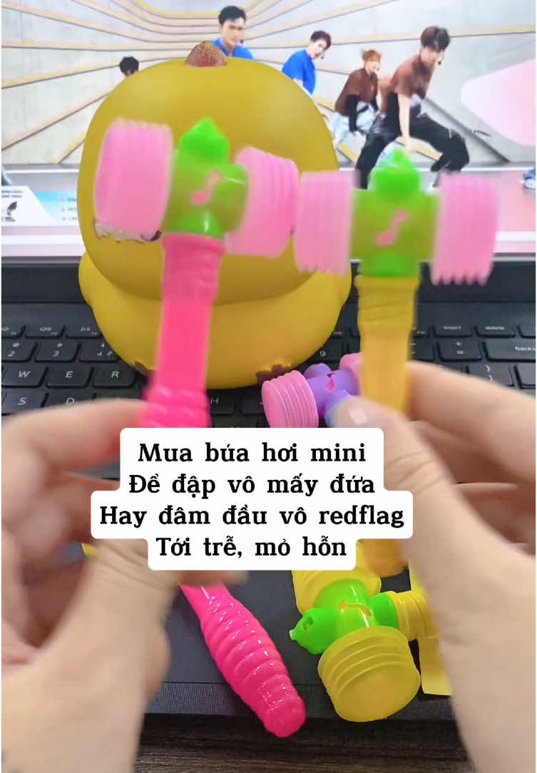 Búa mini bằng lòng bàn tay . Mang vô lớp học chơi cũng ko sợ bị oánh giá :)) Em nó có tiếng lun nha vui tai lắm =))) #embe1m55 #genzreview95 #review #dochoi #docla #buahoi #buamini #buaminicamtay #dochoitreem #dochoichobe #dochoichocon #cute #dethuong #quatang #quatangbanthan #votri 