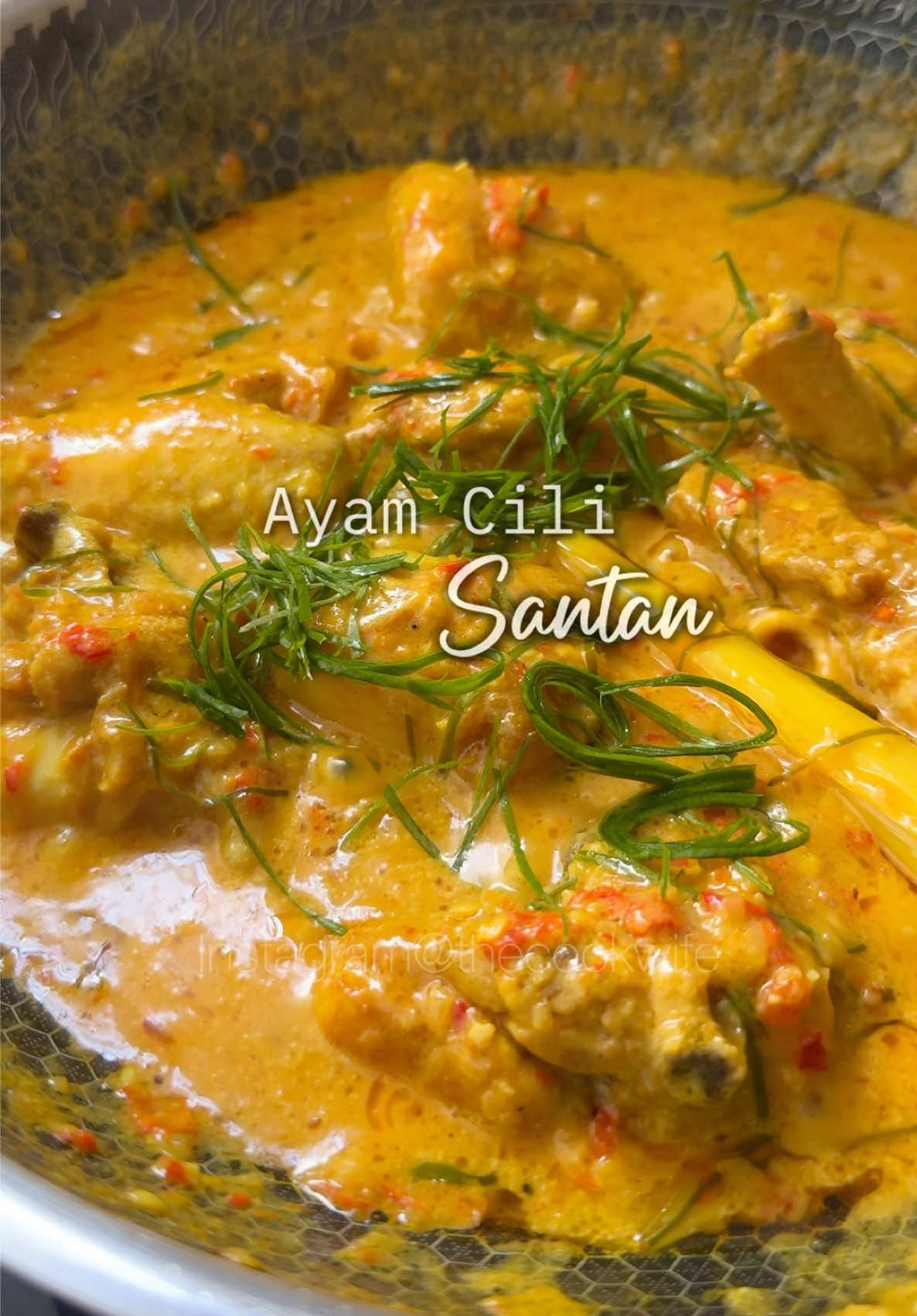 🍗AYAM CILI SANTAN🌶️🥥 Lauk ni pernah viral tapi baru nak try..sedap berlemak cukup rasa🤗 🔹Bahan-bahan🔹 🔅Minyak masak 🔅1/2 ekor ayam 🔅1/2 sudu besar Serbuk kunyit @Rempah Mak Siti Official  🔅Garam secukup rasa 🔅1 biji bawang besar 🔅2-3 biji cili merah besar  🔅4-5 biji cili padi merah 🔅2-3 ulas bawang putih 🔅1 batang serai (ketuk) 🔅Sos tiram 🔅1/2 kotak Santan kelapa 🔅Air asam jawa 🔅Mushroom seasoning 🔅Garam secukup rasa 🔅Daun kunyit 🔹Cara-cara boleh refer video🔹 #fyp #fypシ #fypシ゚viral #reseptiktok #resepisimple #resepimudah #resepi #masakanrumahan #ayamcilisantan 
