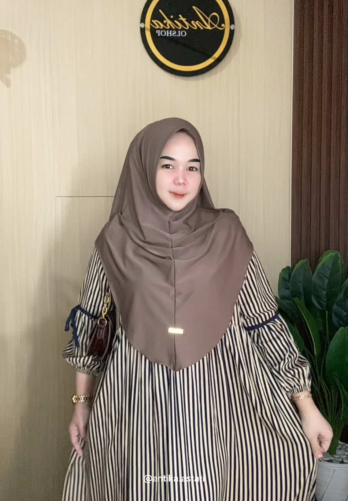 Salur navy cantik bgt 😍 #livehighlights #dressrayon #dressethiijab #fypシ゚ 