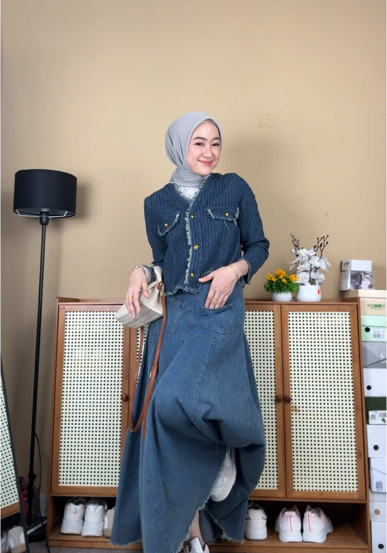 Rok favorite akuu! ✨  #rokjeans #rokhighwaist #rokjeanshighwaist #rok #bawahanwanita #jeansoutfit #hijaboutfit #OOTD #outfithijab #ootdhijabstyle #lassiealphajeans 