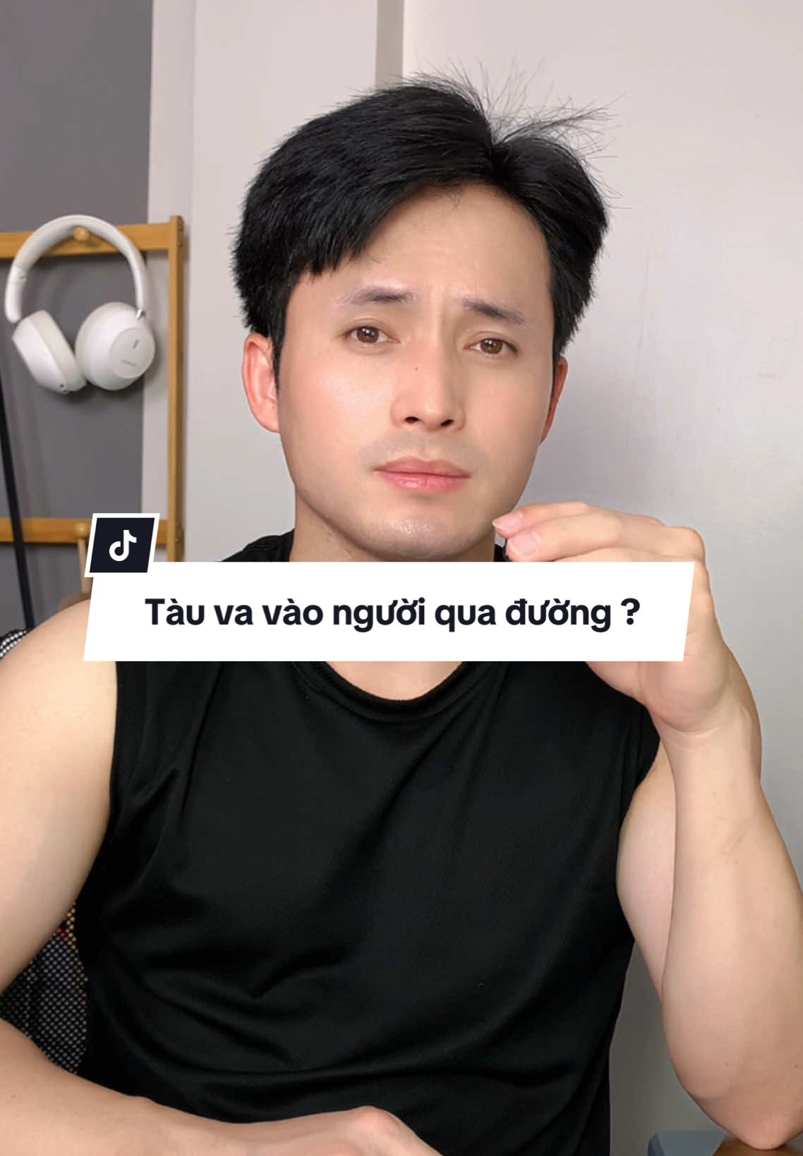 Tàu hỏa và chạm với người qua đường. Ai đúng, ai sai ?#tauhoa #nguoiquaduong #fyp #viral #xuhuong #hunglacquan 