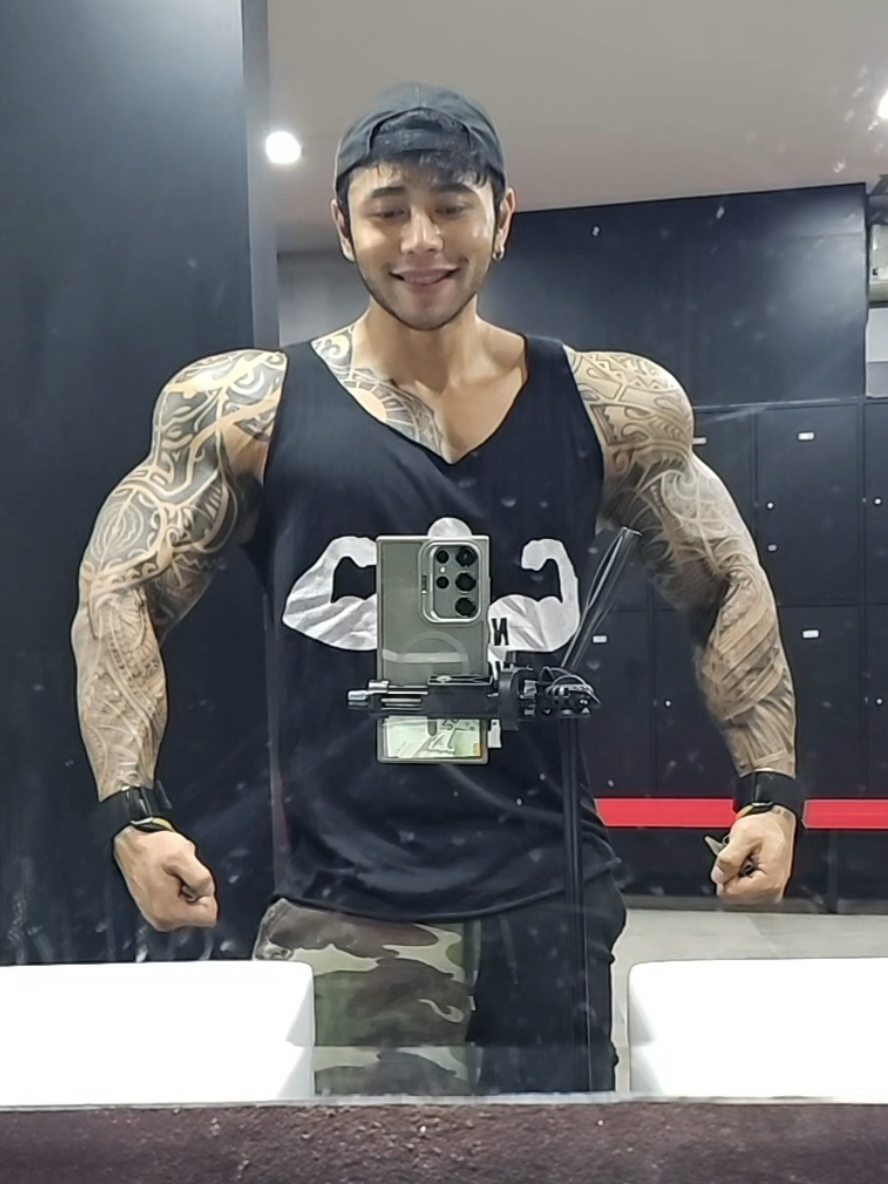 Sliver back 🦍 #gym #workoutmotivation #viral 