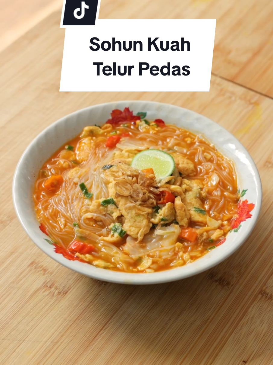 Resep Sohun Kuah Telur Pedas (untuk 2-3 porsi) Bahan: 60 gr sohun 4 buah cabai rawit merah, iris 3 siung bawang putih, cincang 50 gr kol, potong kotak Bahan telur: 1 batang daun bawang, iris 2 butir telur ¼ sdt garam 1 sdm maizena 2 sdm air Bahan lainnya: 2 sdm minyak 1 sdm saus sambal (opsional) 1 sdm saus tiram 1 sdt kaldu ayam bubuk 1 sdt garam ½ sdm gula pasir 1 sdt MSG (opsional) 1/8 sdt merica 700 ml air cabai bubuk / gochugaru Pelengkap: jeruk nipis bawang merah goreng Cara membuat: 1. Di dalam mangkuk campurkan maizena dan air, aduk rata kemudian masukkan daun bawang, telur dan garam, aduk rata 2. Panaskan sedikit minyak, masukkan telur, masak hingga matang dan sisihkan ke pinggir wajan 3. Tambahkan sedikit minyak, masukkan bawang putih, tumis hingga wangi dan kecokelatan 4. Masukkan kol dan cabai rawit merah, tumis sesaat kemudian masukkan air, masak hingga mendidih 5. Masukkan sohun, kaldu ayam bubuk, garam, MSG, gula pasir, merica dan saus tiram, masak sesaat kemudian masukkan cabai bubuk dan saus sambal, masak sesaat 6. Sohun kuah telur pedas siap disajikan