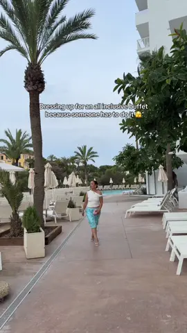 Always overdressed 🫣 #outfit #mallorca #allinclusive #faahion 