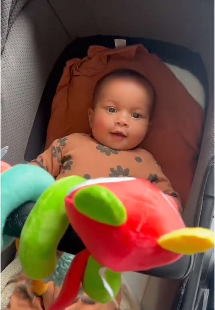 Altijd wat te doen, zonder dat jij iets hoeft te doen. De Soft Spiral draait zich soepel om kinderwagen, box of autostoel en zit vol zachte figuurtjes en rammeltjes. Perfect voor kleine handjes, nieuwsgierige oogjes en grote fantasie. Terwijl je baby zichzelf vermaakt, kun jij heel even doen alsof je pauze hebt. 😜 #clementoni #clementonitoys #speelgoed #baby #babyspeelgoed