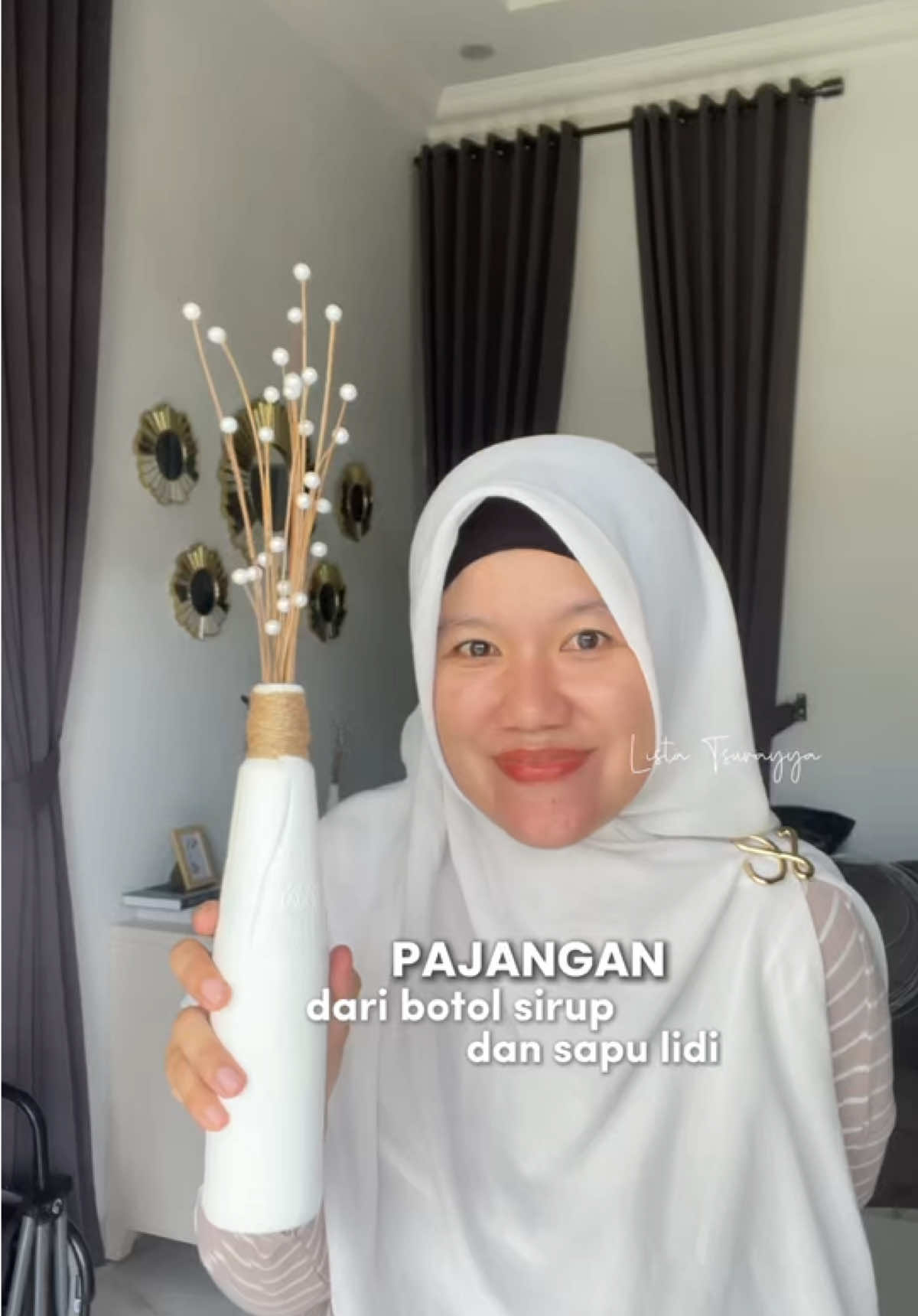 Botol sirup bekas + sapu lidi = pajangan cantik 😍 #botolkaca #daurulang #botolsirupbekas #botolkacabekas #bottleart #idekreatif #listatsurayya #DIY #samasamabelajar 