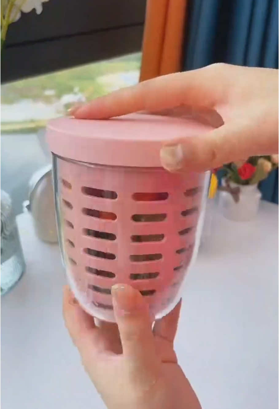 This fruit cup is so convenient. The double layer comes with its own drain, and the built-in fork is clean and hygienic #portable fruit cup #dailyuse