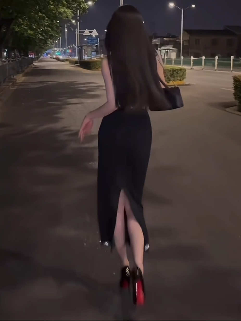 【时尚穿搭】黑色连衣裙穿搭🖤#可可西里 #cocoxili69 #beauty #beautiful #中華美人 #中国美人 #ヨガ女子 #细腰美女 #细腰ボディ #高身長モデル #高身長女子 #大长腿 #长腿女神 #健身女孩 #健身vlog #fyp #foryou #中国モデル #長い脚 #ダンス #ファション#中国人 #オシャレ#モデル#長い脚 #chinesegirl #asiangirl #Chinese#china#美人#セクシー