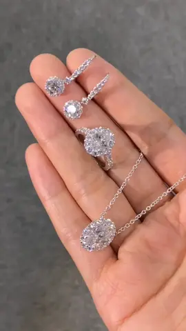 Do you want one?#jewelry #marry #marryme #moissanite #diamond #custom #gemstone #engagement #engagementring #handcraftedjewelry #engagementring #ring #customring 