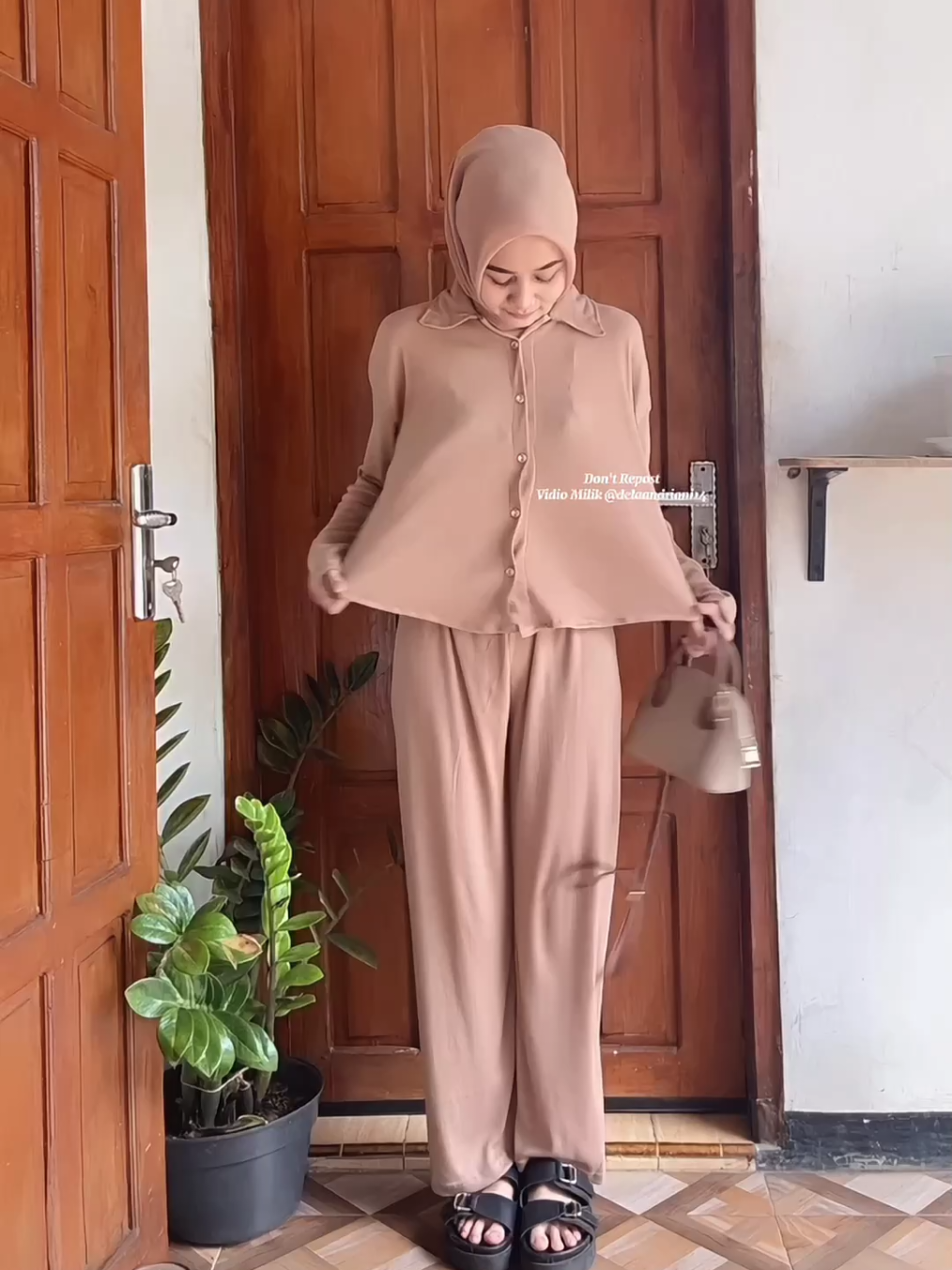 Cek Keranjang Kuning 👉@Delaan  #oneset #onesetkekinian #onesetpolos #setelanpolos #onesetwanita #setelanpanjang 