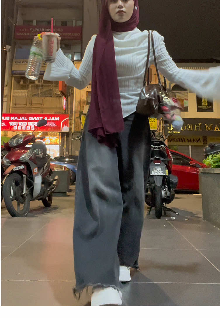 my friends ask me if i was wearing a girdle bcuz i look kurus in this outfit hshshshs happy me :3<3!#outfit #OOTD#ootdhijabsimple  