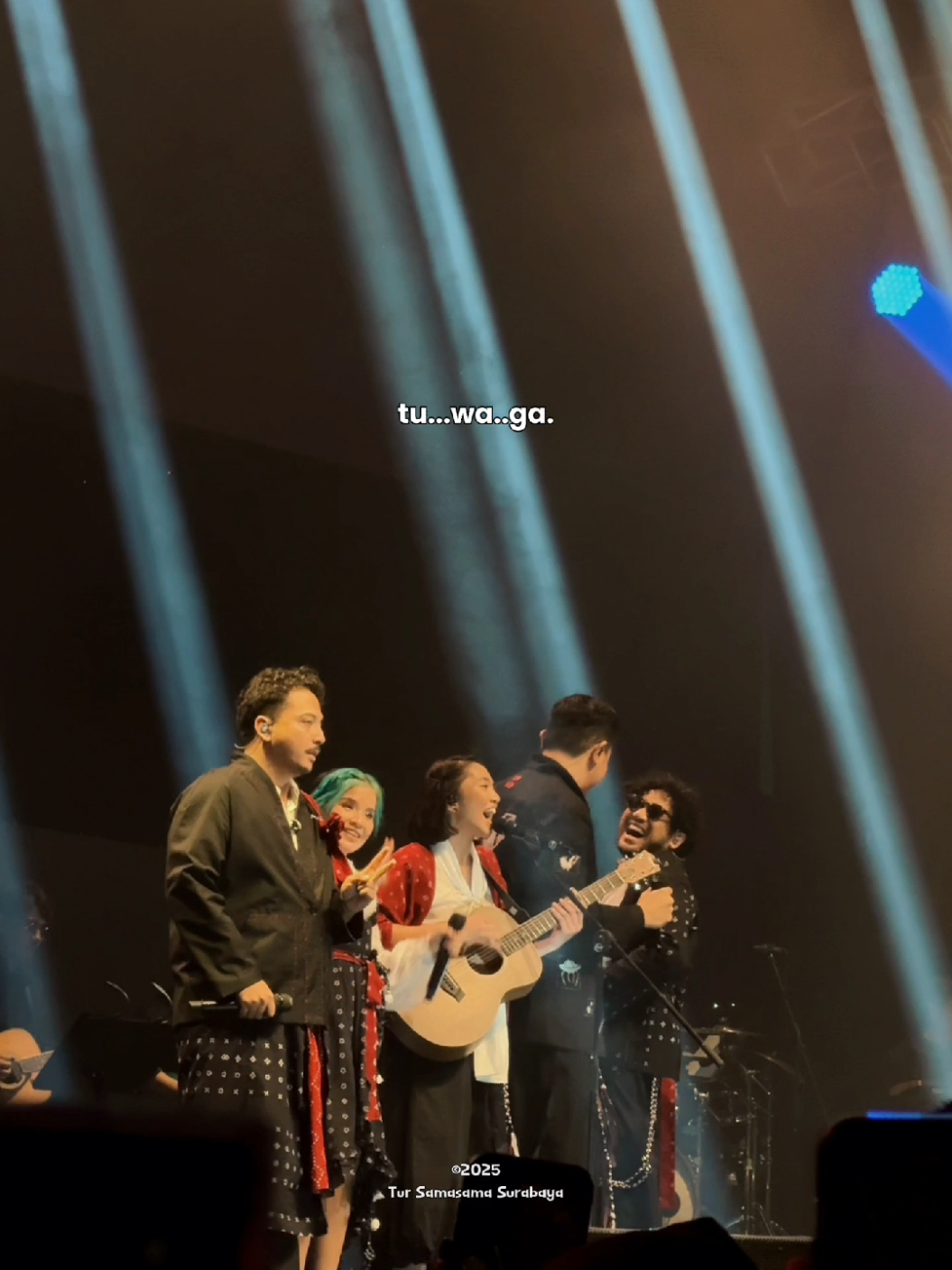 Part yang paling ditunggu waktu nonton Tur Samasama Surabaya kemarin. Medley lagu-lagu hits dari masing masing musisi yang smooth banget dan endikup bangettt! 💚 #idgitaf #idgitafmusik #idgitafriends #tursamasama #tursamasamasurabaya #samasamatursurabaya #tulusm #kuntoaji #salpriadi #dere #musikindonesia #musikditiktok #musikindonesiadispotify 