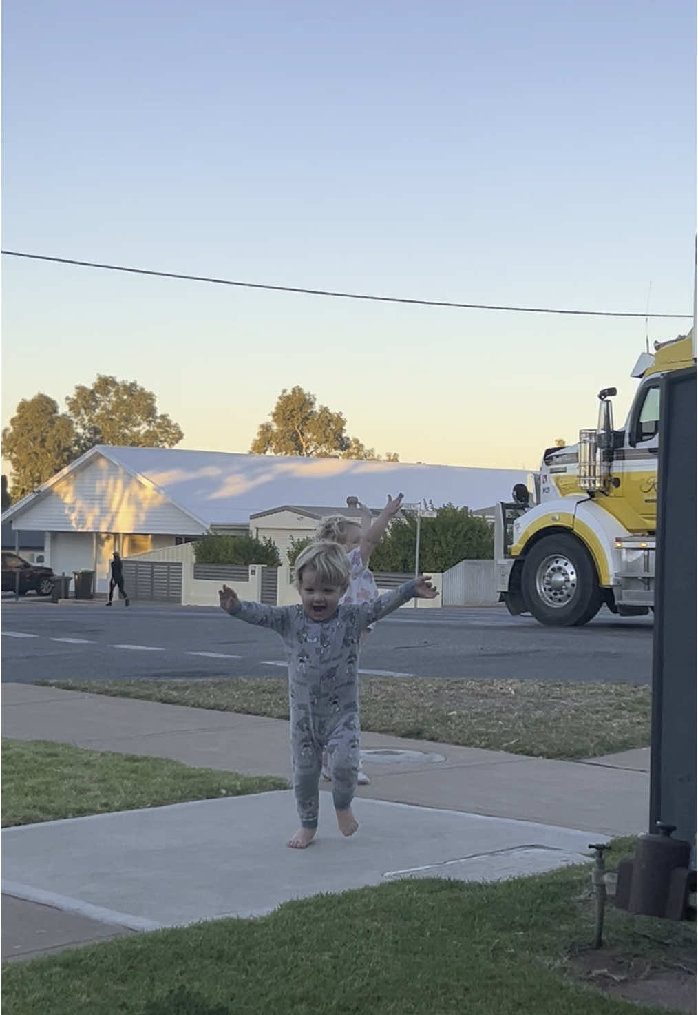 Can the kids get the truck to honk the horn ? #truck  #fyp  #roadtrain  #foryoupage 