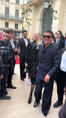 Omar Harfouch interprète son dernier Concerto pour la paix à Béziers, en hommage au pape François 🎻✨ :-) Le 8 mai, au théâtre de Béziers, Omar Harfouch a livré une performance émouvante de son dernier Concerto pour la paix, dans la ville où tout avait commencé. Ce concert exceptionnel, dédié au pape François, a rassemblé une salle comble, venue saluer l’engagement artistique et humaniste du musicien. Élie Semoun, parmi tant d’autres personnalités présentes, a assisté à cette soirée marquante, saluée par une longue ovation. Un moment fort, à la croisée de la musique, de la mémoire et du message de paix. Pour en savoir plus, rendez-vous sur le site Purepeople : le lien est dans la bio. #OmarHarfouch #ConcertoPourLaPaix #Hommage #PapeFrançois #Béziers #ThéâtreDeBéziers #ElieSemoun #MusiqueEngagée #Purepeople #Bestimage