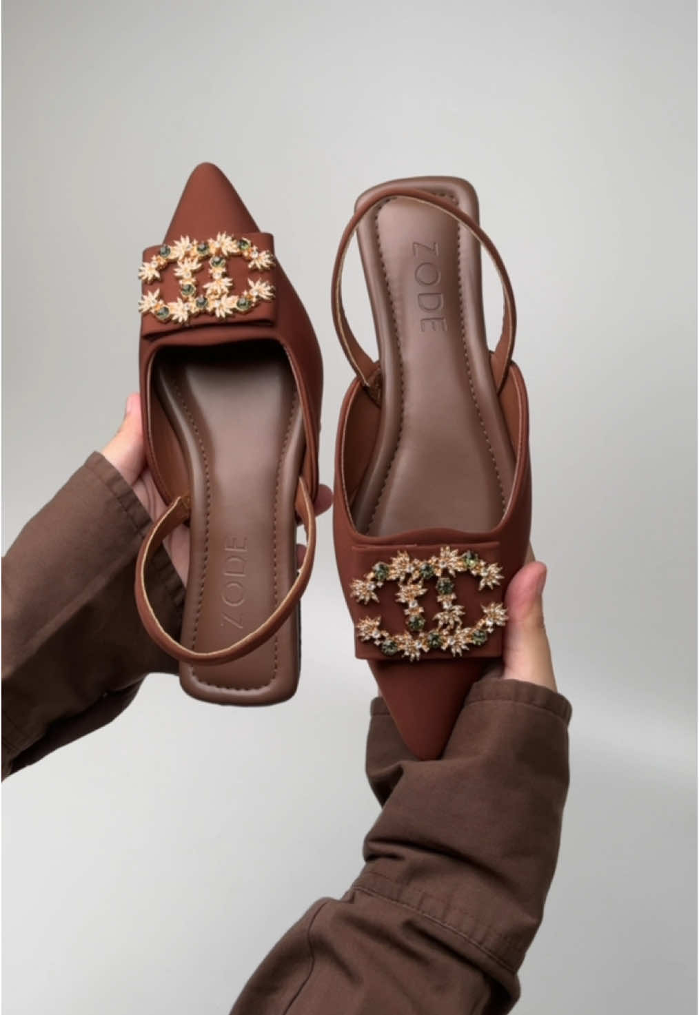 Tampil elegan tanpa harus pakai heels✨. Celine flatshoes -coffee.  #zode #fypage #fyp #flatshoes #flatshoescantikk #flatshoeswanitamurah #flatshoescewek 