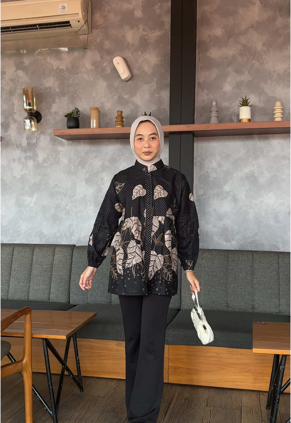 Outfit check dulu sebelum memulai hari🥰 #WIBGajian #outfitkerja #fyp #batikkerja #blousebatik #BeliLokal #batikravindra #batikkantor #batikkerja 