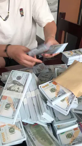 High-simulation dollar props are necessary for film and television shooting/commercial exhibitions/stage performances, and the details are reproduced with the truth!#tkshop #usa🇺🇸 #props #dollar #fpy #money #tk 