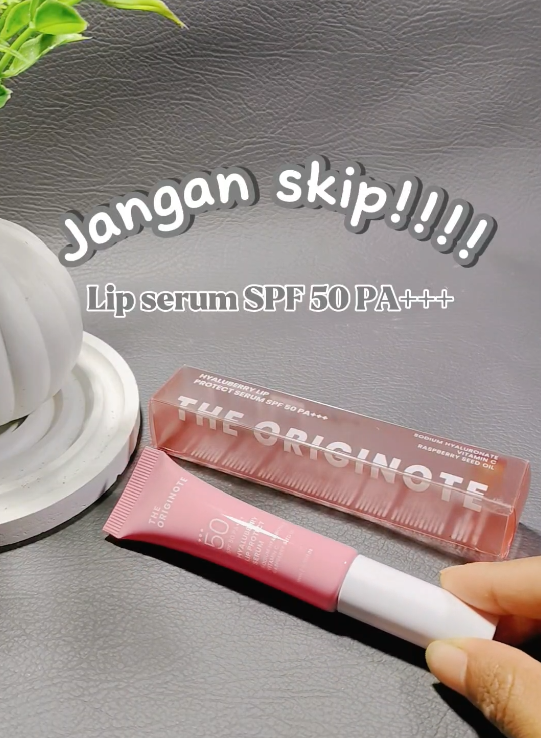 Siapa bilang bibir nggak butuh sunscreen? 😎✨ The Originote Hyaluberry Lip Protect Serum punya SPF 50 PA+++! Lindungi dan rawat bibirmu sekaligus 💋🍓 #HyaluberryLipProtect #TheOriginote #LipSerumSPF #BibirTerawat #SPFforLips #LipCareDaily #BeautyTokID #SkincareAnakKos #lipsunscreen 