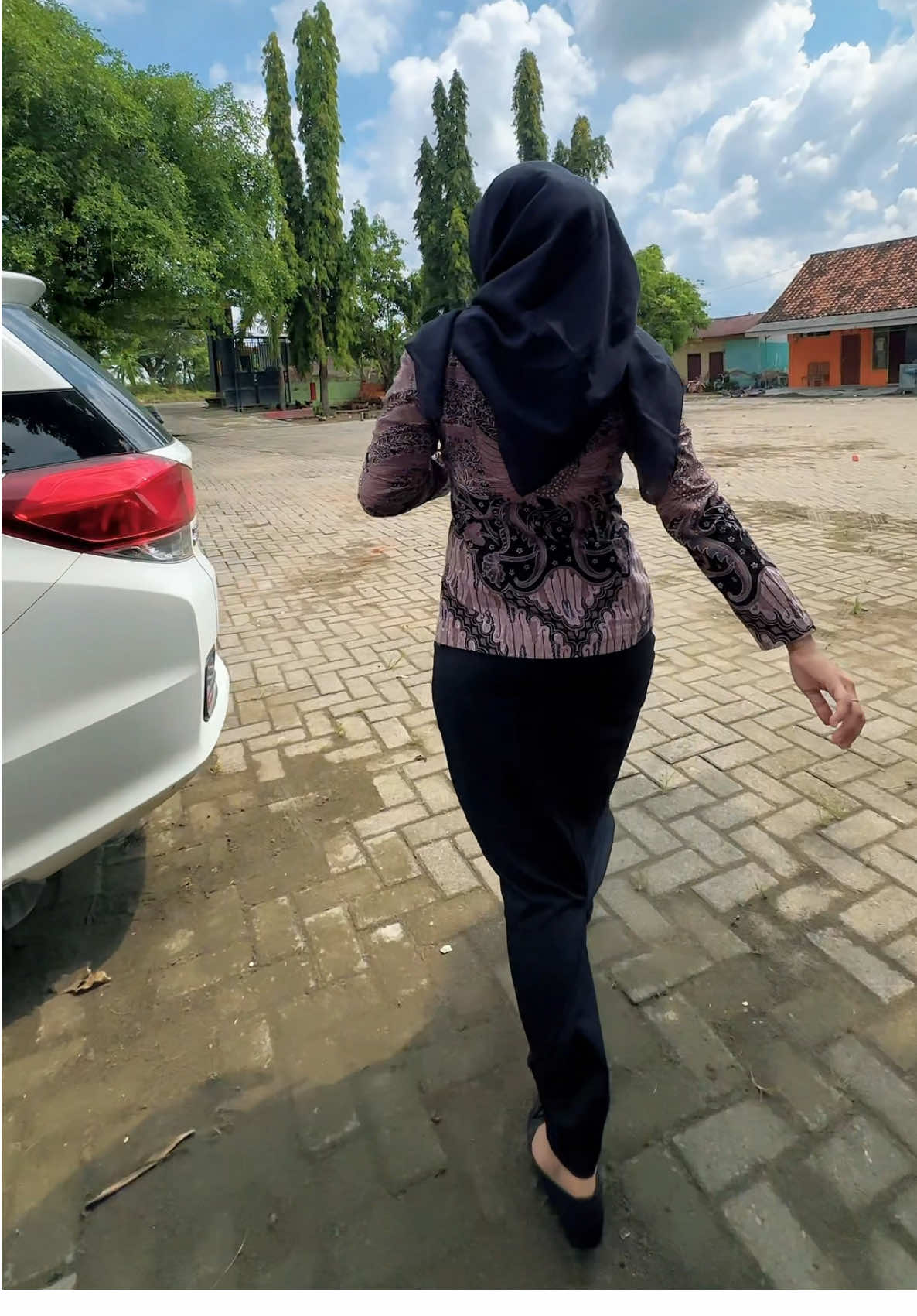 Bu Guru pinjam soundnya pak Kades Hoho😅 #buguru #kades #outfit #rok 