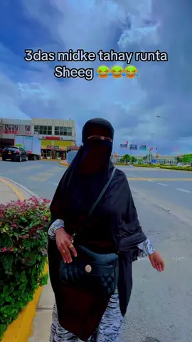 Caloshas weku dhibte hada ka labisan wesay iken#😂😂😂 #somalitiktok #deeqobaruurshiisho 