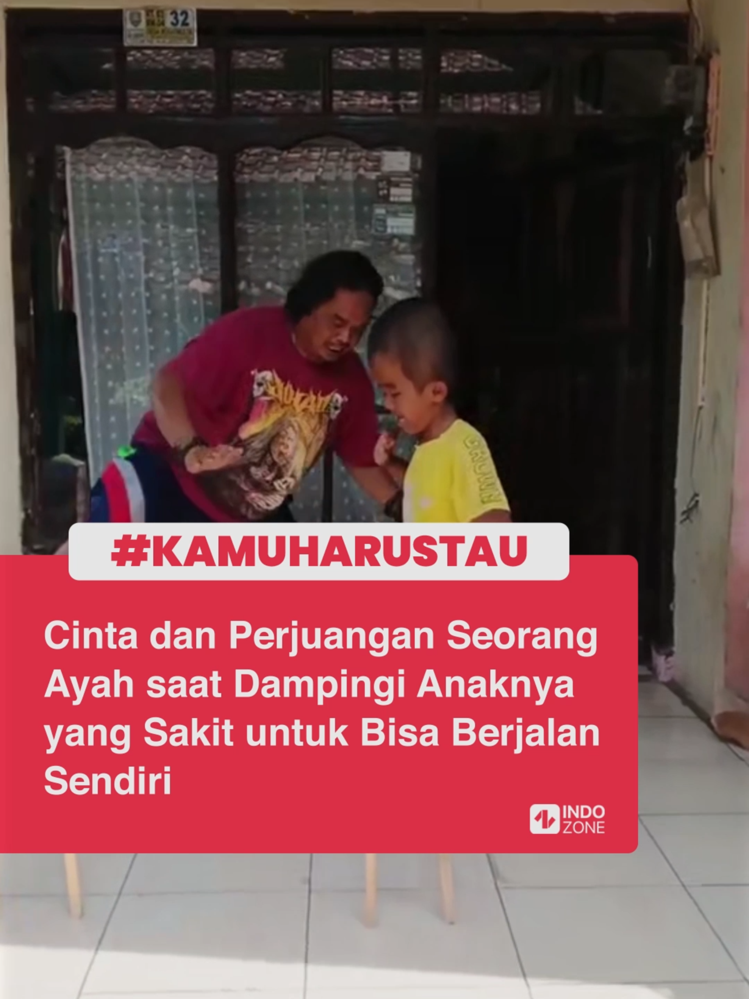 Sebuah video memperlihatkan momen haru saat seorang ayah dengan setia mendampingi anaknya yang mengidap hidrosefalus, untuk terus berjalan sendiri meski dengan tertatih-tatih.  Penyakit hidrosefalus yang diderita oleh bocah yang akrab disapa Jimat itu, membuat tumbuh kembangnya yang tak seperti kebanyakan anak pada umumnya. Meski demikian, sang ayah tak menyerah untuk terus memberikan semangat juang dan perhatian lebih kepada anaknya agar tetap percaya diri untuk berdiri di atas kaki sendiri. Tumbuh menjadi anak yang membanggakan ya, Jimat! [Baca berita dan informasi menarik lainnya hanya di www.indozone.id]