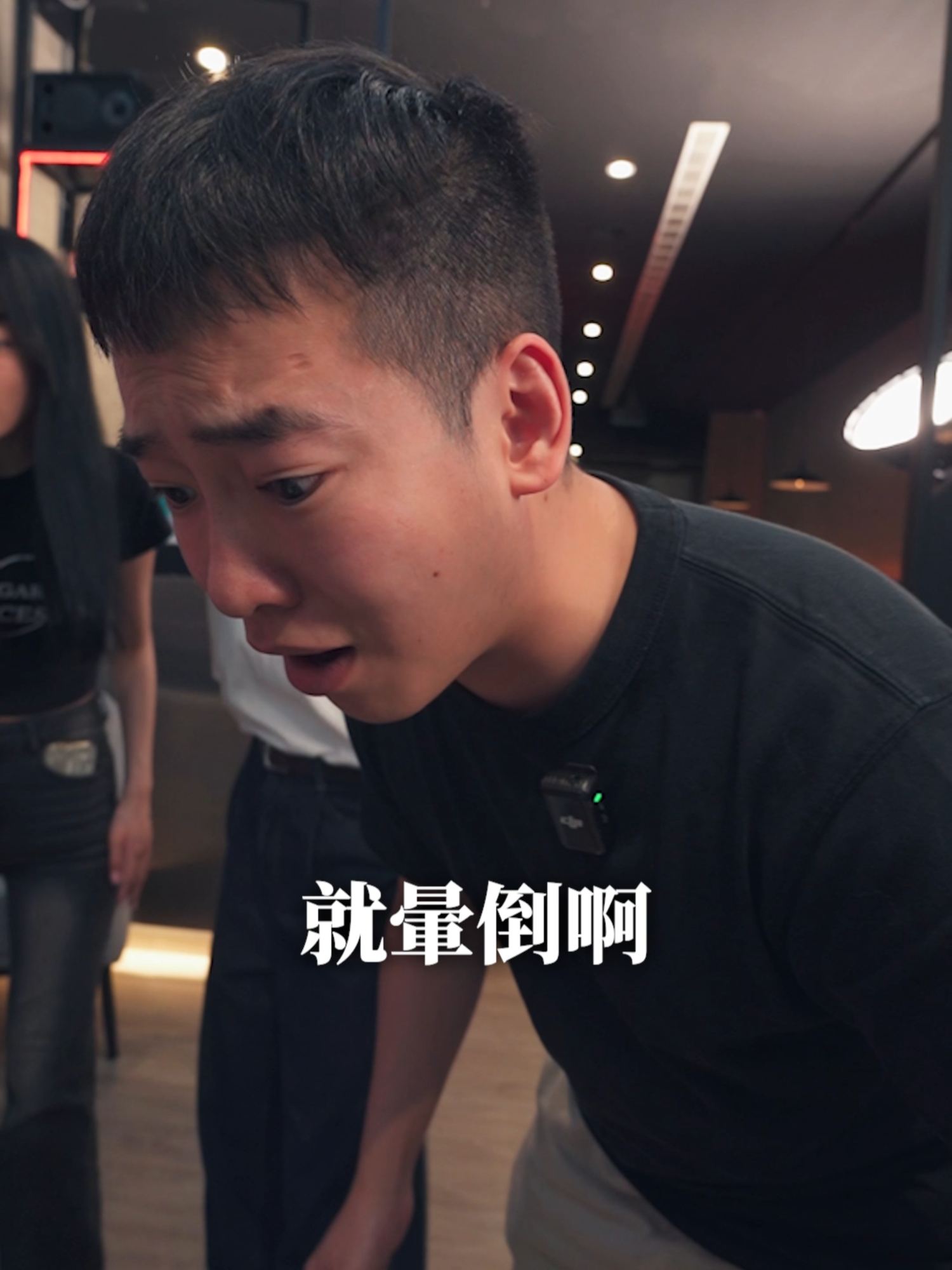 猜猜影片中攝影師的腳出現了幾次？ #有特色的帥哥 有人跟我們一樣 只要團隊出去吃飯，結帳都一個個「變身」嗎？🤯  最好每次付錢都變一個人😡   但《斗羅大陸：逆轉時空》，一卡雙型態才是真變身啦！  雙型態戰鬥RPG，角色會隨著等級提升最後完成覺醒，不只外觀更帥、技能更狂，還能施展「武魂真身」！🔥  🌟 天天送SSR橙卡，簽到就能獲得全魂師！  不用裝死、趁亂變成服務生甚至還要拿計算機就能變強  不用付帳就能體驗無限可能！💪  JE：不過我這麼機靈地變成服務生，也是一種武魂真身吧？  修：對阿，所以獎勵妳結帳！  JE：靠腰啊！  🎮 立即下載體驗雙型態的華麗變身！  👉 前往留言區網址下載體驗一下  #一卡雙型態 #天天送SSR #斗羅大陸逆轉時空 #變身RPG #武魂真身
