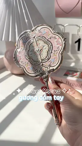 đố tìm được chị em nào không mê gương nhà Hoa Biết 🤭 #nhaxinh #hoevan #guongcamtay #flowerknows #hoabiet 