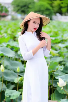 Making a photoshoot in Vietnam 😍 #tourism #photoshoot #shooting #vietnam #hanoi #aodai #dress #traditional #costume #vietnamese #asia #asian #travel #trip #model #posing #photography #photograph #pictures #portraits
